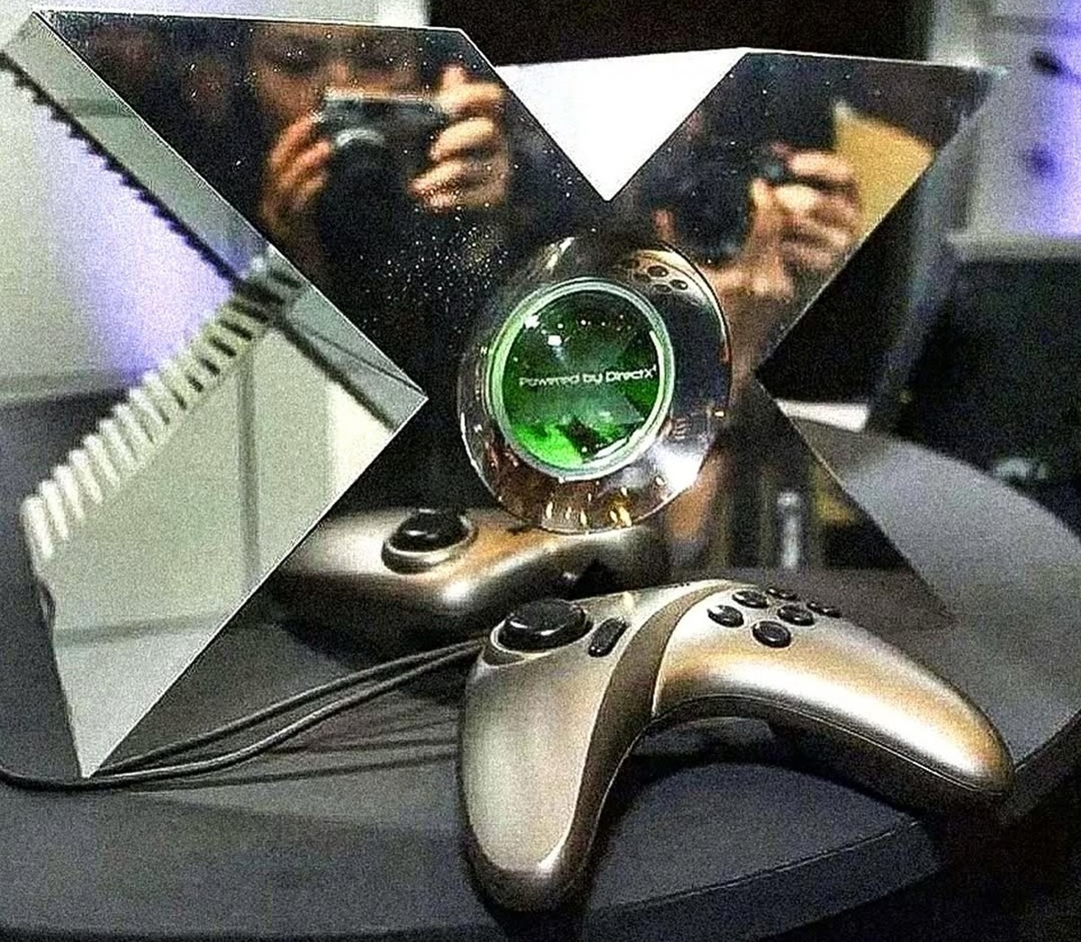 تصاویر اولین ایکس‌ باکس تاریخ؛ بیل گیتس در کنار کنسول X-شکل