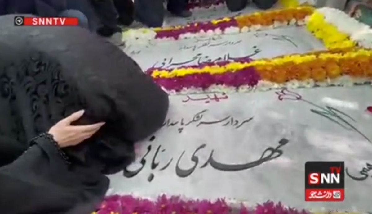 حضور مادر شهید ربانی بر سر مزارش برای اولین‌بار + فیلم