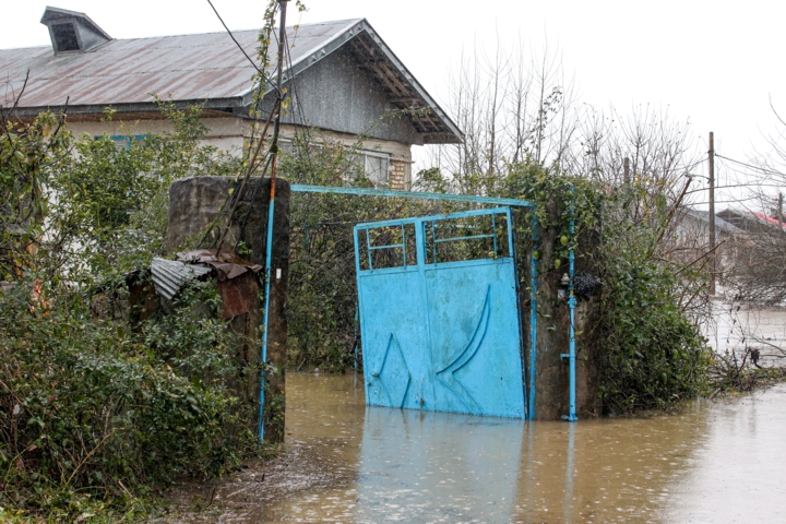 وقتی رودخانه&zwnj;های گیلان تنگ&zwnj;نفس شده&zwnj;اند/ تأخیر در لایروبی، برکت باران را به بلا بدل کرده است