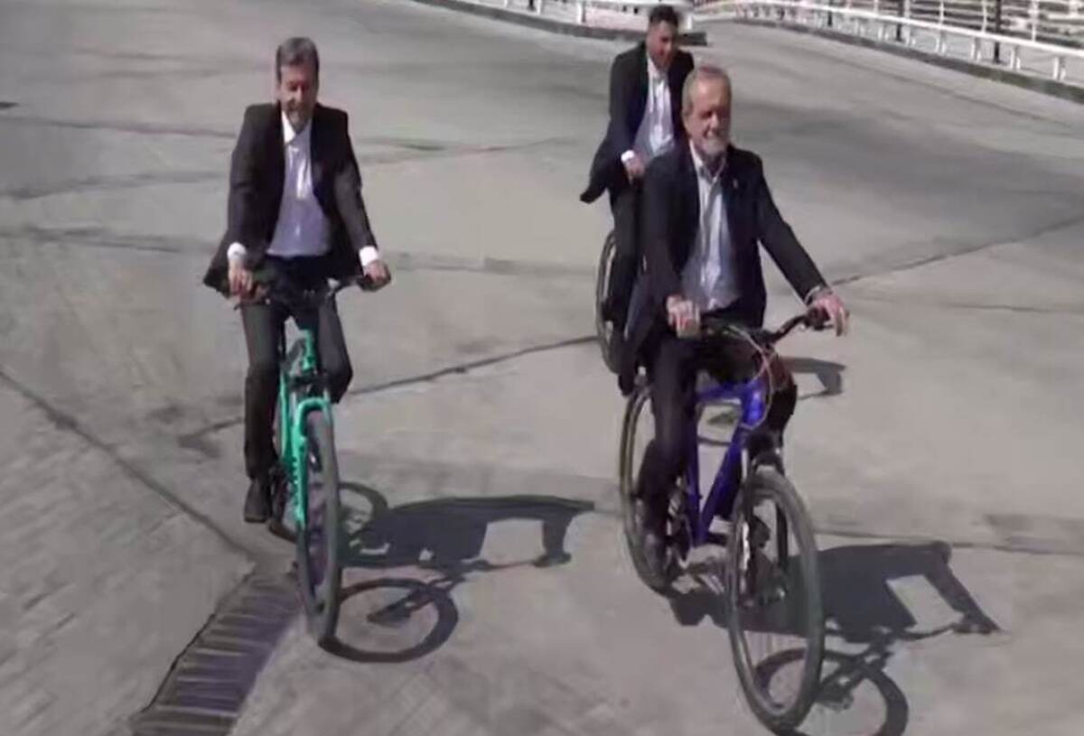 دوچرخه سواری پزشکیان در اصفهان +فیلم