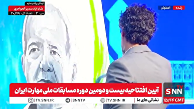 هنرمندی که در حین سخنرانی رئیس‌جمهور تصویر ایشان را ترسیم می‌کند + فیلم