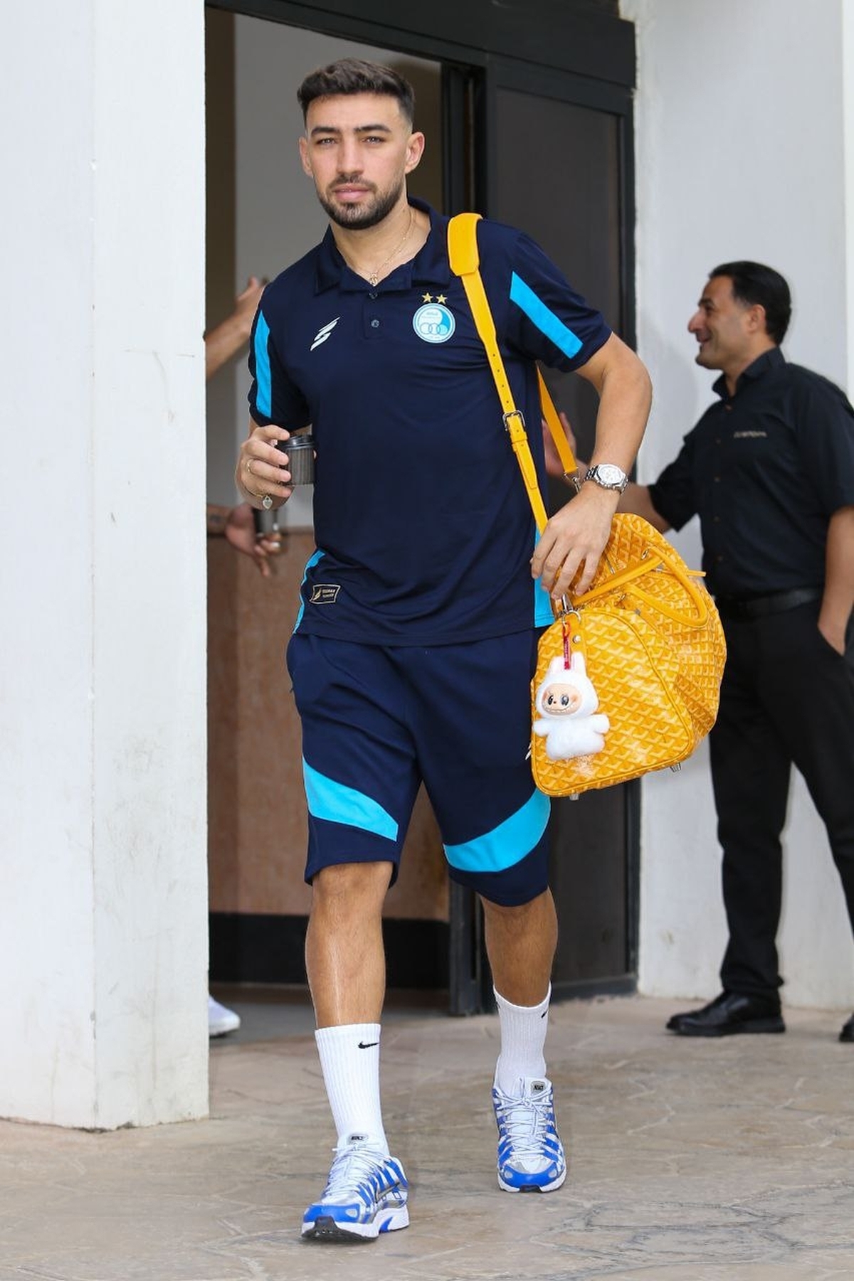 منیر الحدادی با عروسک شانس در شهر قدس با استقلال