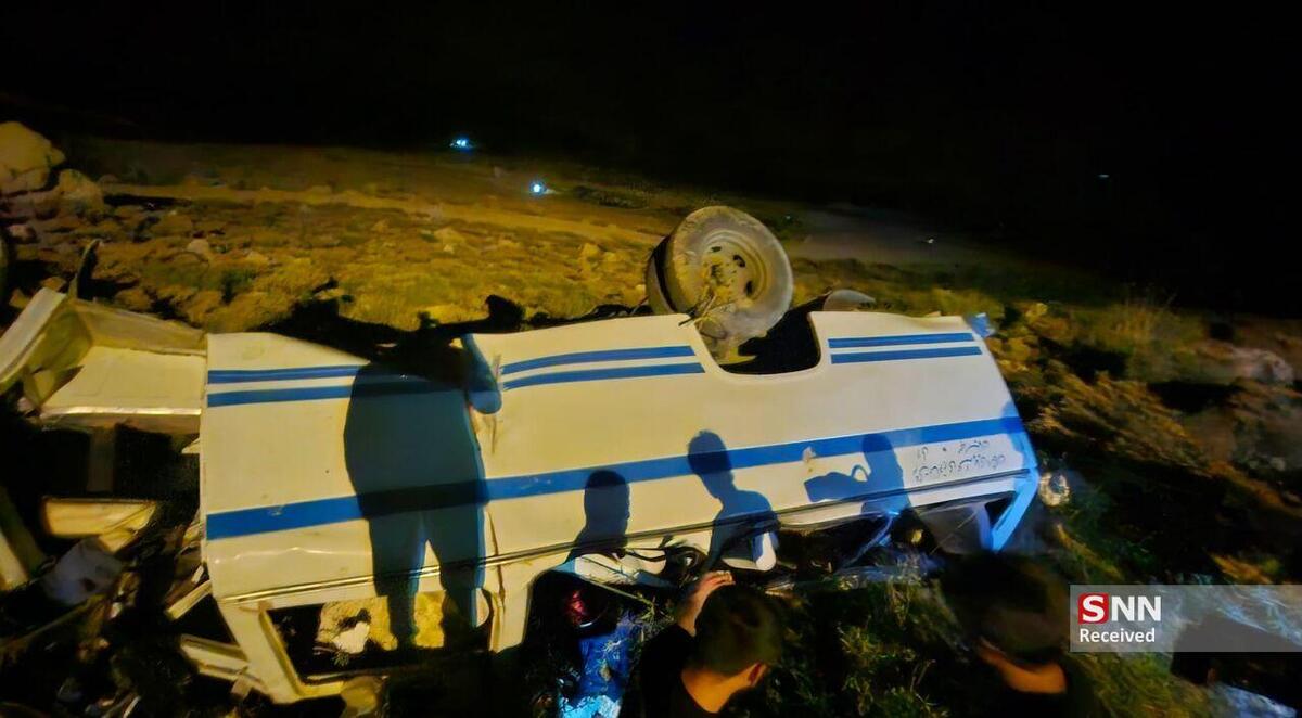 ۱۹ مصدوم و یک فوتی در پی سقوط مینی‌بوس به دره گلبهار