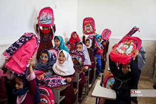 توزیع بسته های تحصیلی در روستاهای جنوب استان کرمان