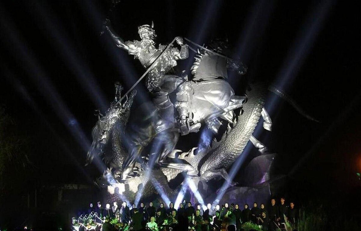 بزرگترین مجسمه اقتباسی ایران با نام «نبرد رستم، رخش و اژدها» روز گذشته در شاهینشهر اصفهان رونمایی شد