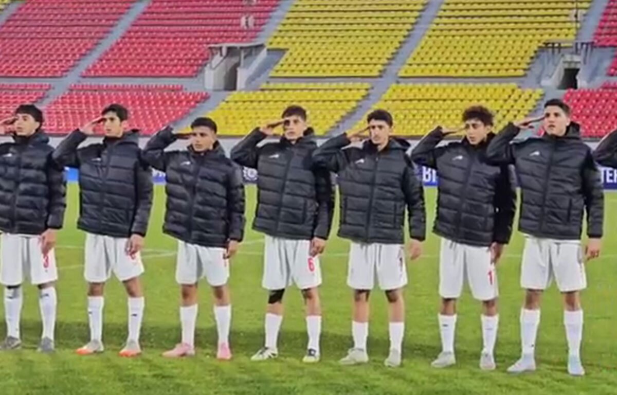 سلام نظامی ملی‌پوشان نوجوان ایران پیش از بازی تدارکاتی مقابل قرقیزستان