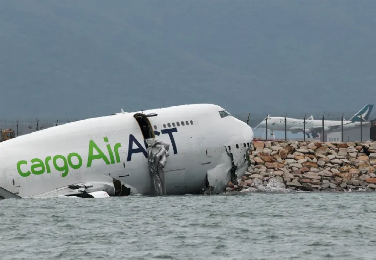 کشته شدن ۲ نفر بر اثر تصادف هواپیمای باربری با خودرو در هنگ کنگ