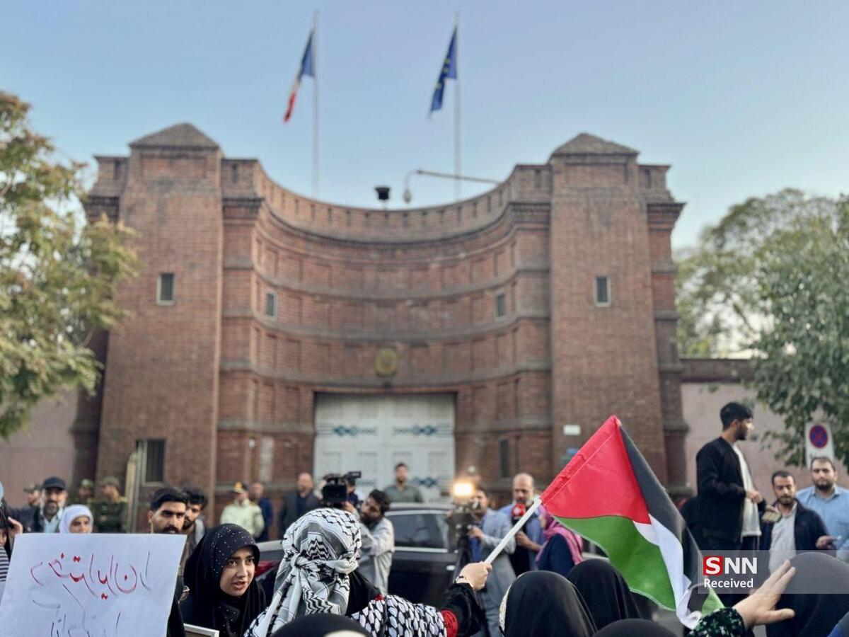 تجمع اعتراضی مقابل سفارت فرانسه در تهران؛ دختر ایران را آزاد کنید