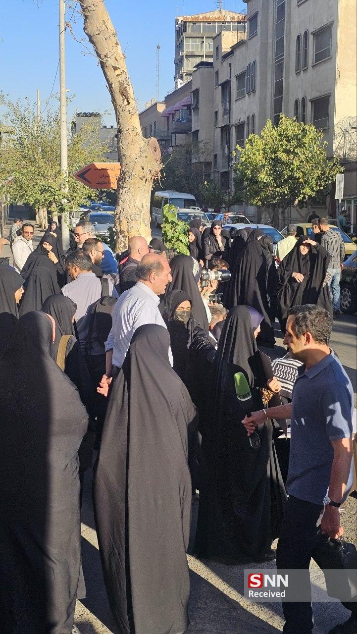 تجمع اعتراضی مقابل سفارت فرانسه در تهران؛ دختر ایران را آزاد کنید