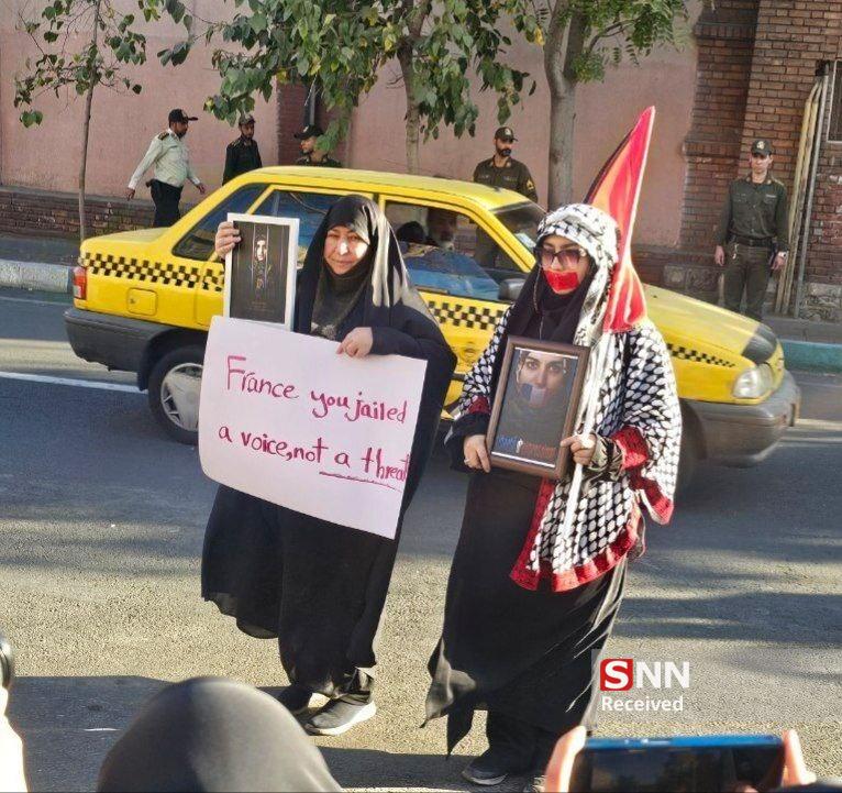 تجمع اعتراضی مقابل سفارت فرانسه در تهران؛ دختر ایران را آزاد کنید