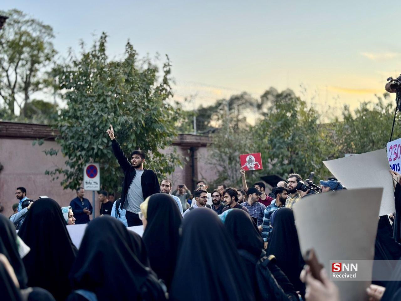 تجمع اعتراضی مقابل سفارت فرانسه در تهران؛ دختر ایران را آزاد کنید