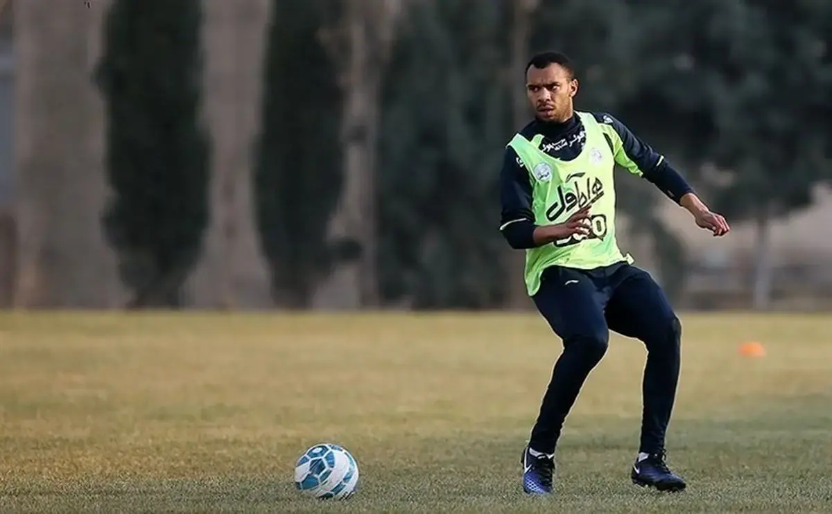 غوغای هواداران استقلال برای رابینسون جانواریو؛ خداحافظی تلخ مدافع محبوب