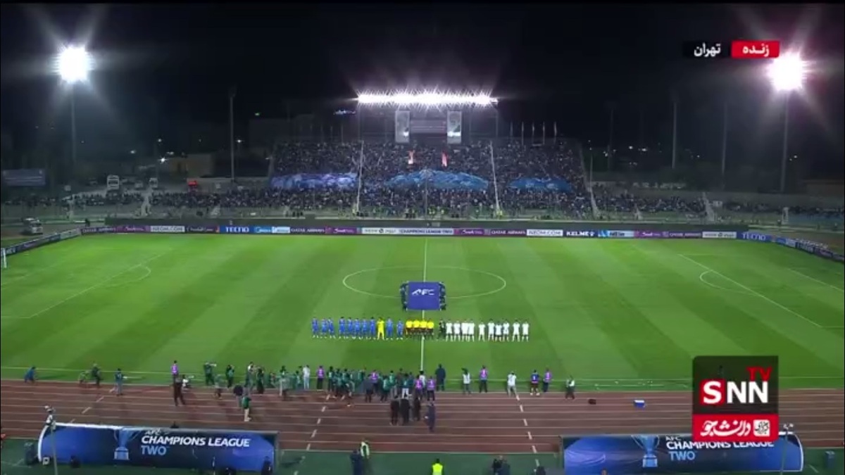 اجرای طرح های موزائیکی و پرچم های بزرگ روی سکوهای ورزشگاه شهدای شهر قدس توسط هوادران استقلال