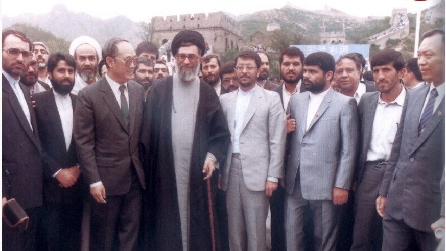 گزارش تصویری/ حضور آیت الله خامنه ای در بازار استان سین کیانگ چین و صحبت با کسبه مسلمان بازار