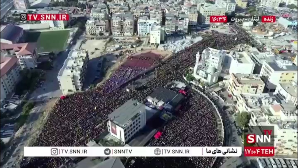 تصاویر هوایی از حضور انبوه مردم در مراسم گرامیداشت سالروز شهادت دبیران کل حزب الله همراه با تلاوت آیات قرآن کریم