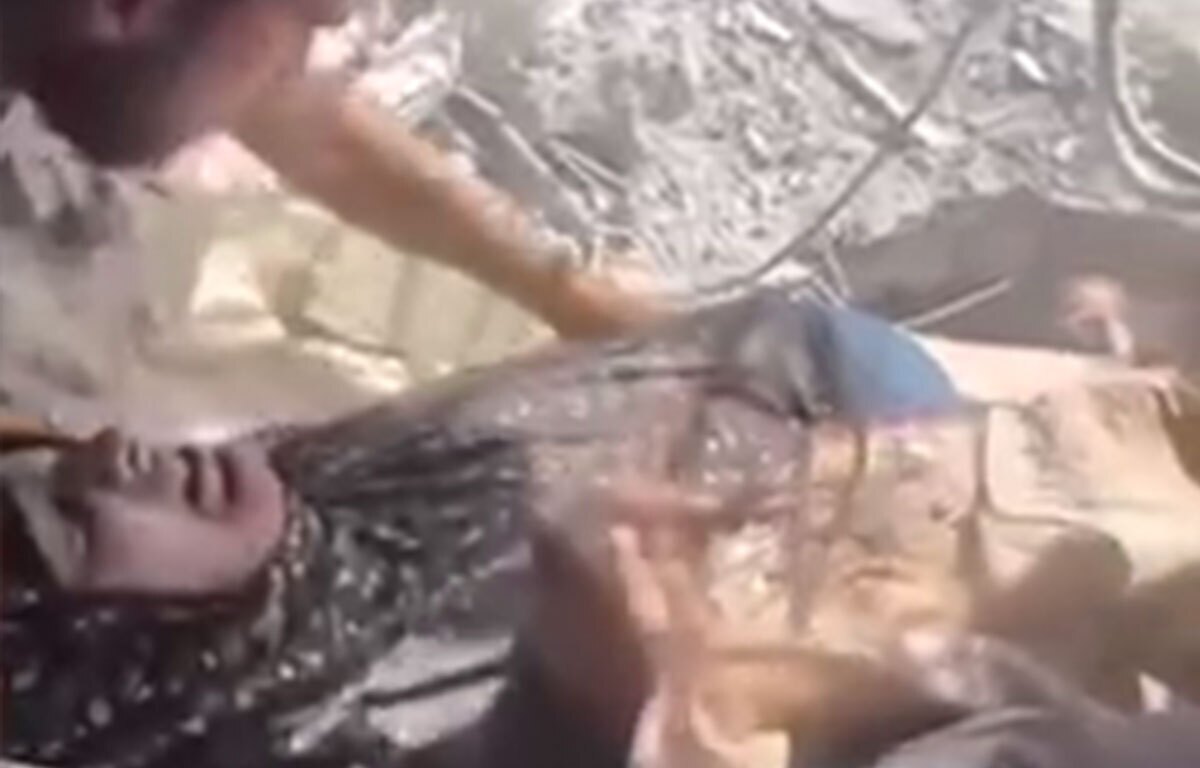 نجات یک زن فلسطینی، با بارداری نه ماهه از زیر آوار خانه اش