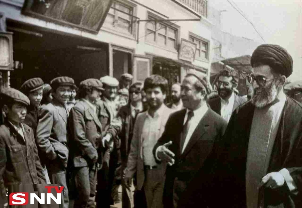حضور آیت الله خامنه ای در بازار استان سین کیانگ چین و صحبت با کسبه مسلمان بازار