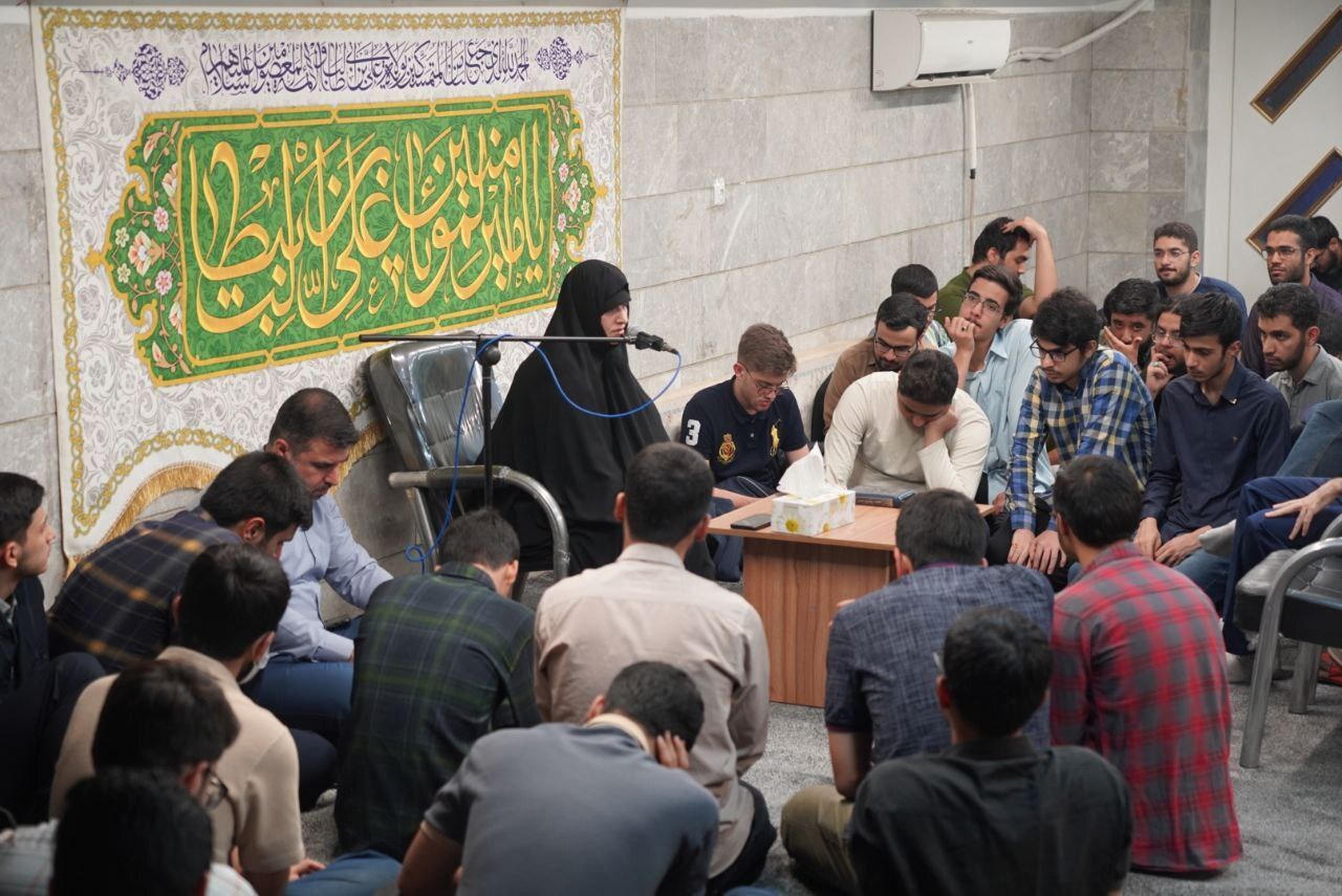 دیدار دانشجویان دانشگاه شریف با خانواده شهید رئیسی