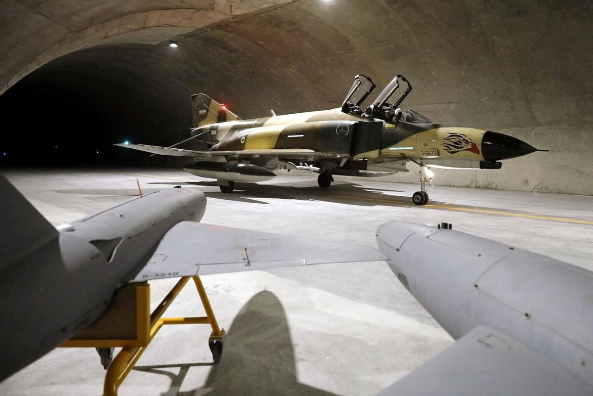 فانتوم ارتقایافته نیروی‌هوایی و پهپاد اسراییل‌زن آرش در پایگاه زیرزمینی ارتش