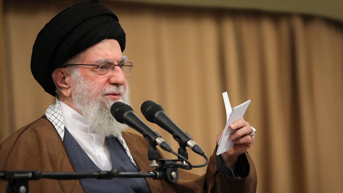 برخیها تاریخ را وارونه مینویسند و علت اختلاف جمهوری اسلامی و آمریکا را شعار «مرگ بر آمریکا» میدانند، این سادهلوحی است