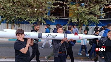 نماد اقتدار ایرانی در دستان دانش آموزان در راهپیمایی استکبار ستیزی ۱۳ آبان+ عکس