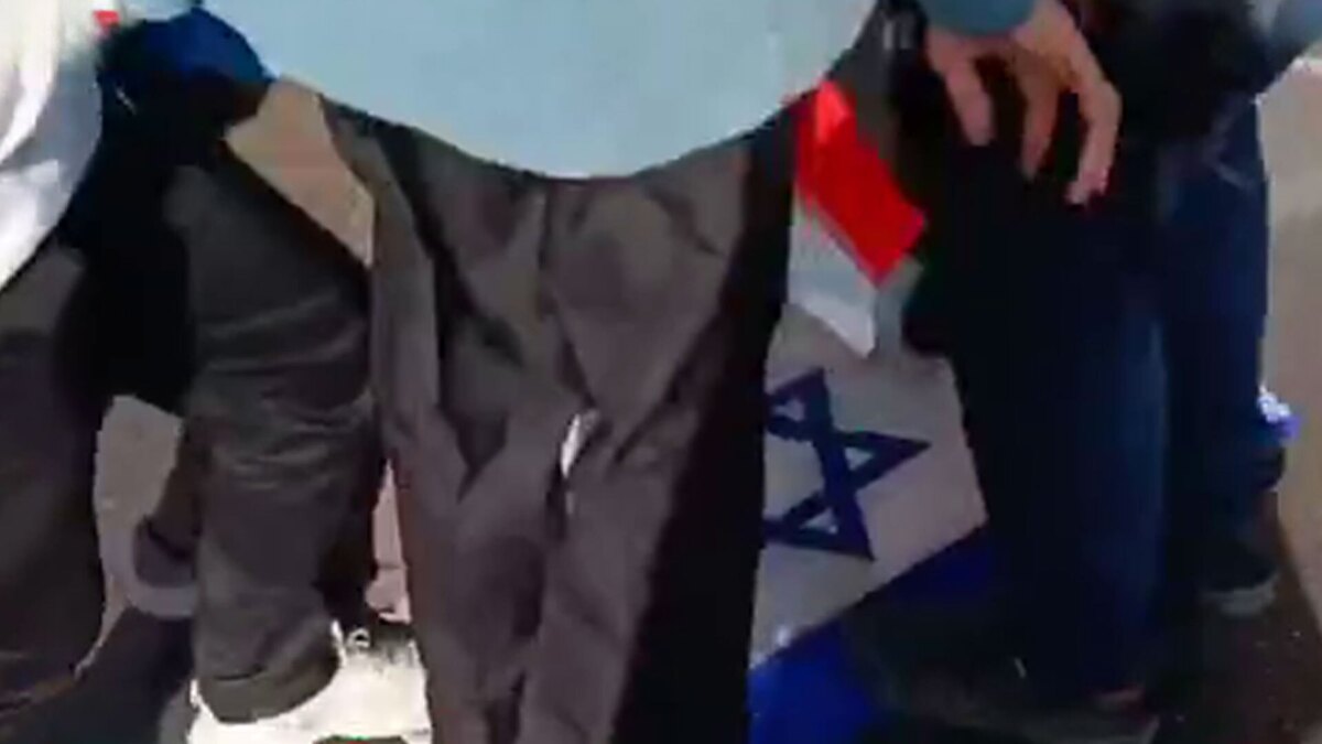 پرچم رژیم صهیونیستی زیر پای دهه‌نودی‌ها