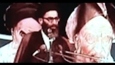 سخنرانی کمتر دیده شده رهبر انقلاب در مقابل لانه جاسوسی درباره علل تسخیر سفارت آمریکا در ۱۳ آبان ۱۳۵۸ + فیلم