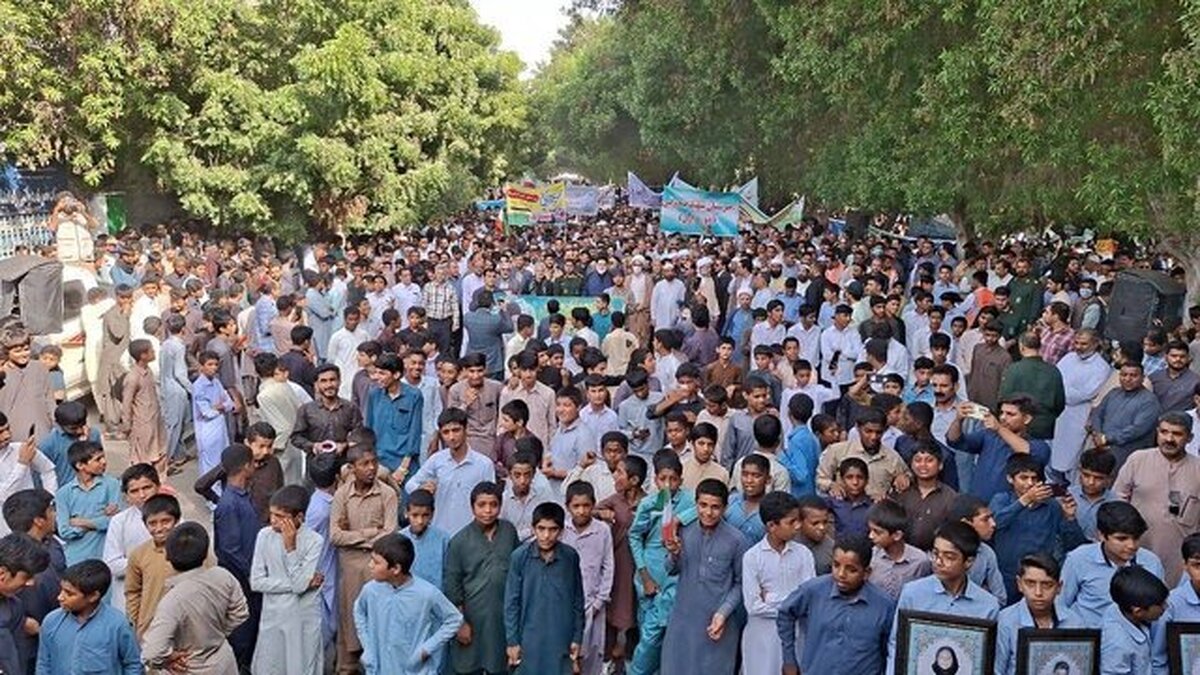 طوفان گرد و خاک هم نتوانست مانع فریاد استکبارستیزی مردم سیستان و بلوچستان شود + فیلم