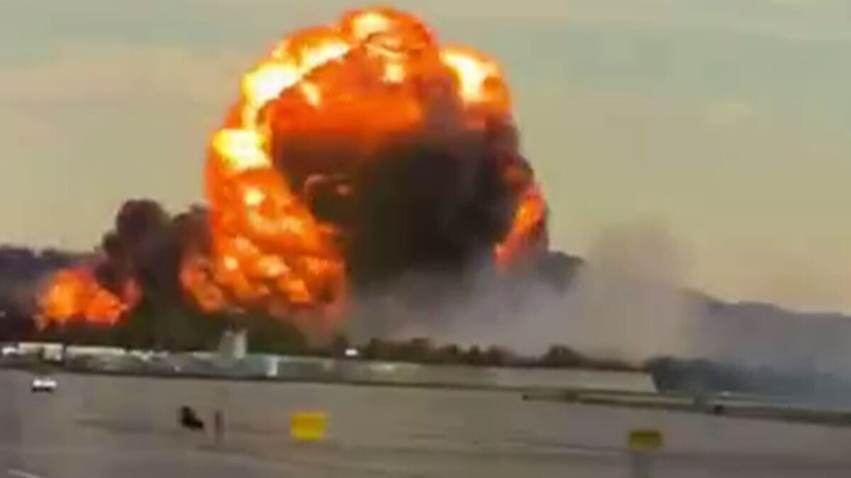 لحظه سقوط و انفجار هواپیمای باری در آمریکا