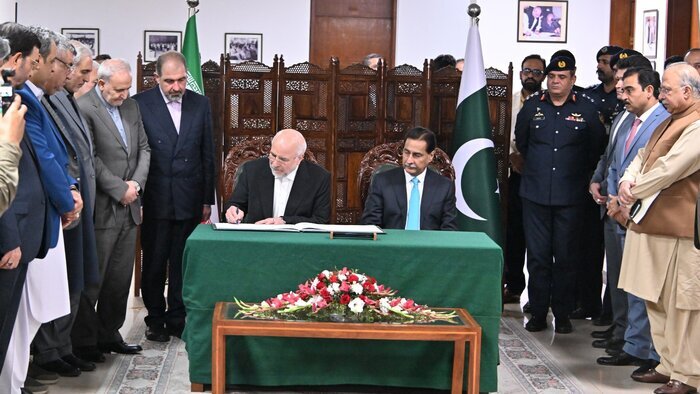 تعهد تهران-اسلام&zwnj;آباد به تقویت روابط راهبردی و پارلمانی