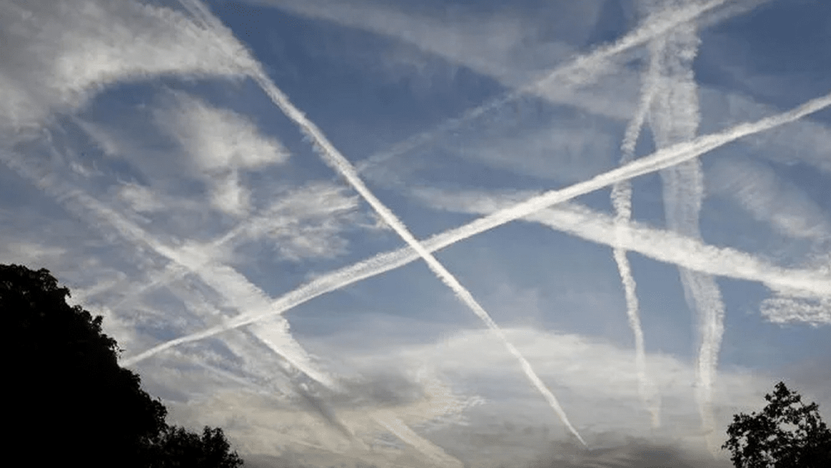 ماجرای خط‌های سفید ابری مشکوک در آسمان شهر‌های ایران