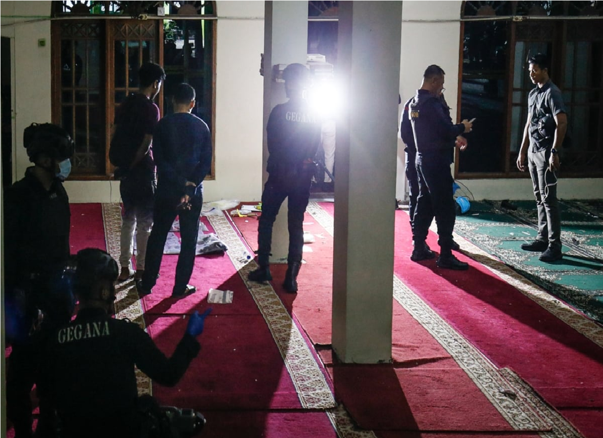 کشف پودر مشکوک به مواد منفجره پس از انفجار خونین مسجد در جاکارتا