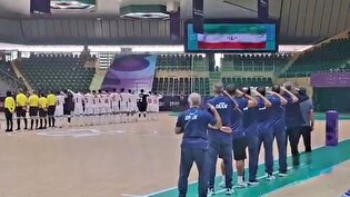 سلام نظامی بازیکنان ایران و مربی ایرانی تیم تاجیکستان در آغاز بازی