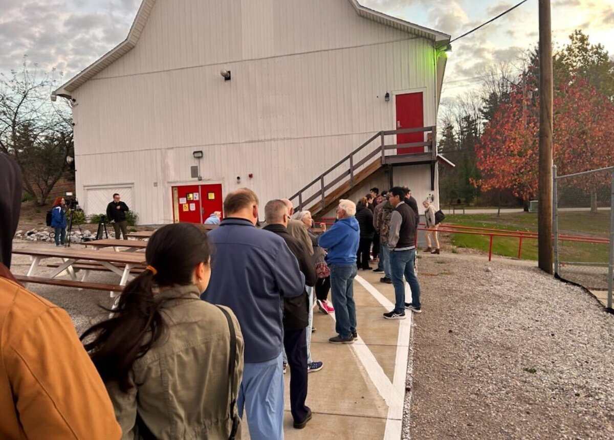 صف طولانی دریافت غذای رایگان در کالیفرنیا! + فیلم