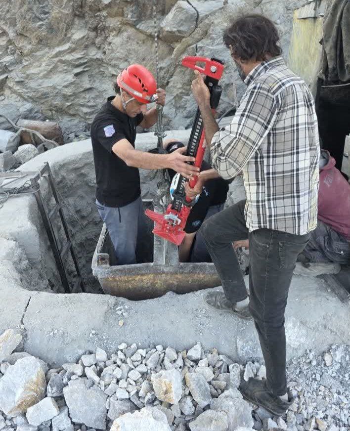 ریزش معدن دربید یزد/ عملیات نجات ۸ ساعته هلال احمر برای نجات ۲ کارگر مصدوم ریزش معدن دربید یزد/ عملیات نجات ۸ ساعته هلال احمر برای نجات ۲ کارگر مصدوم