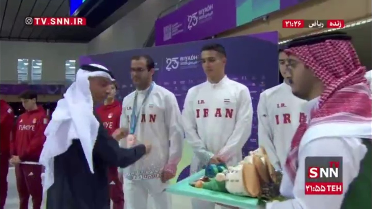 لحظه اهدای مدال برنز به شنا تیمی مردان ایران