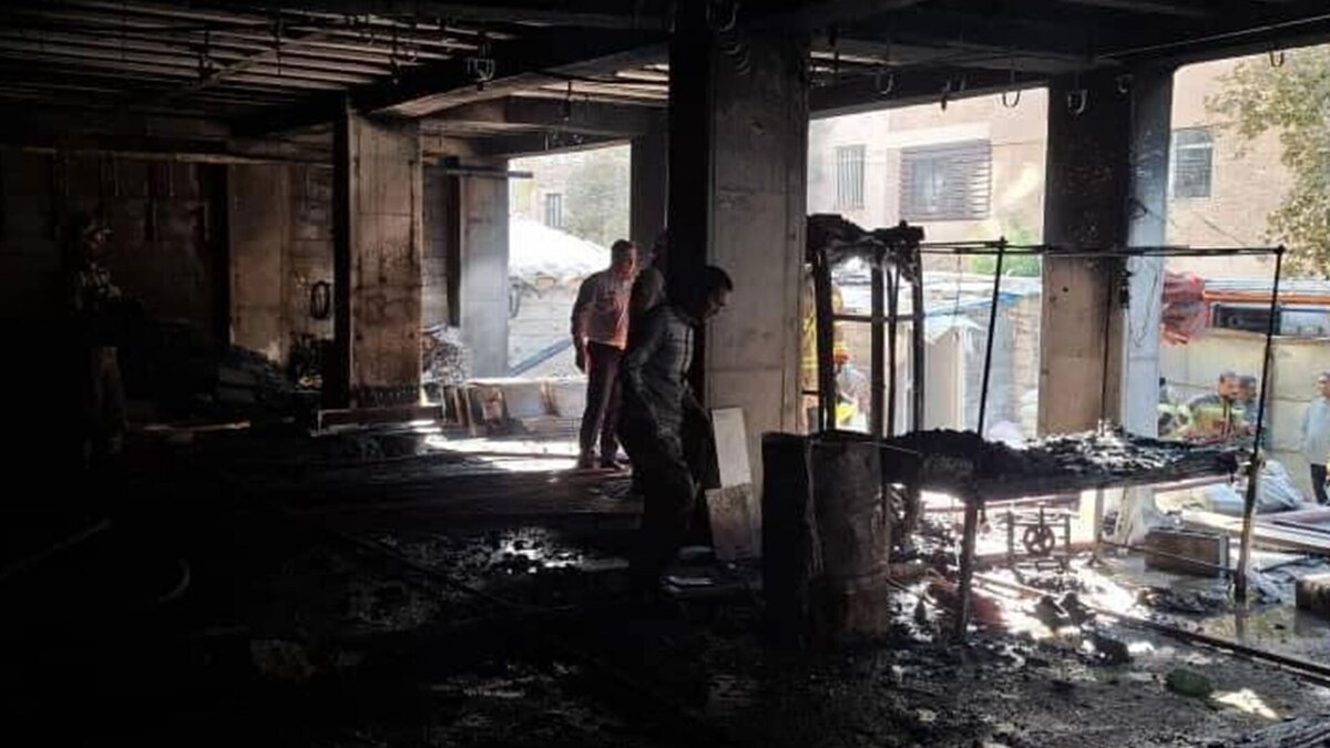 ساختمان درحال ساخت در خیابان سردار جنگل که صبح امروز دچار آتشسوزی شد