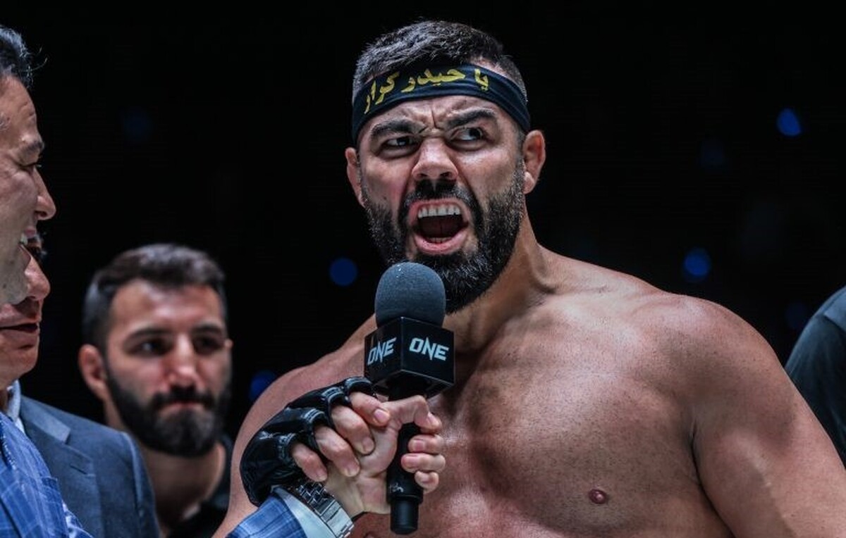 فیلم کری خوانی امیرعلی اکبری و آنتونی جانسون پیش از مسابقه خونین / بحث جنگ 12 روزه با حریف آمریکایی