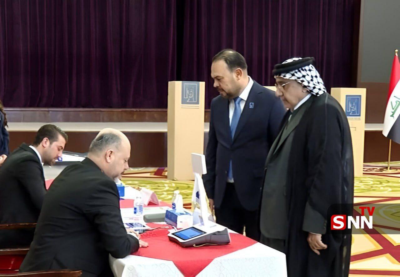 چهره&zwnj;های سیاسی عراق در نخستین ساعات رأی&zwnj;گیری، آرای خود را به صندوق انداختند + عکس و فیلم