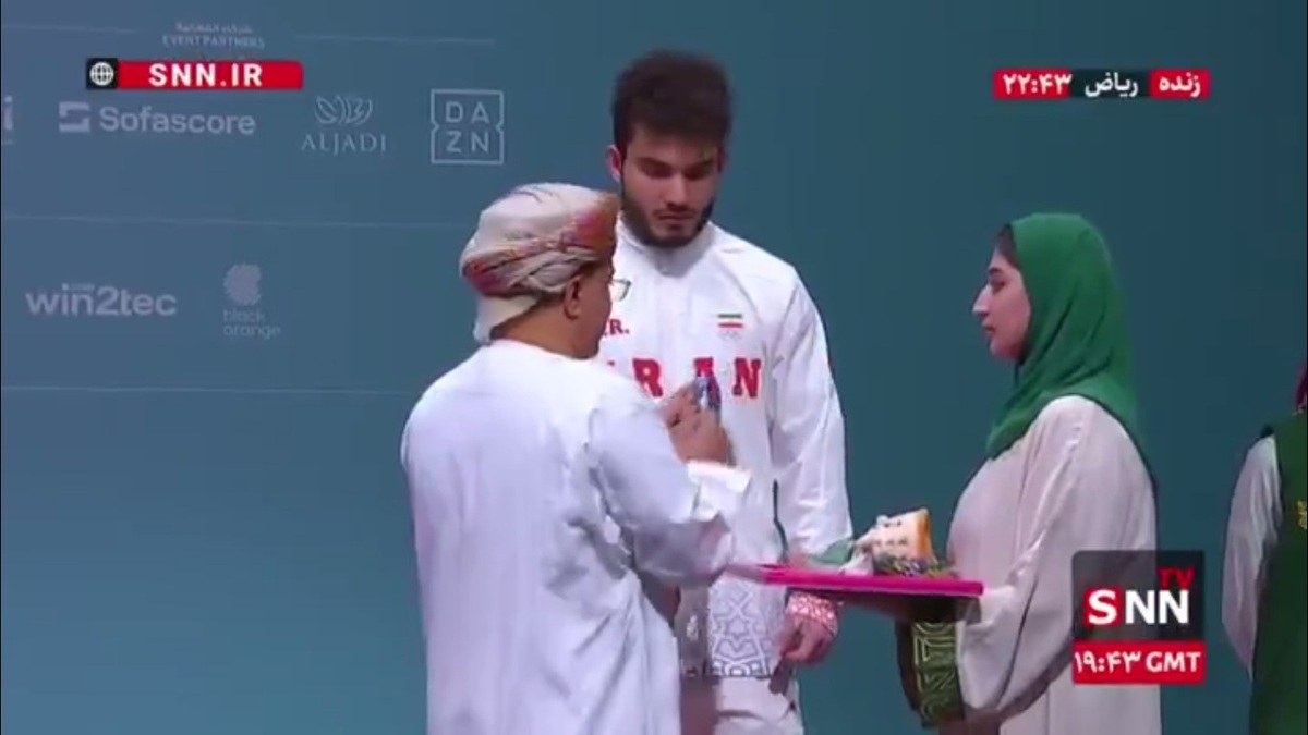 لحظه اهدای مدال&zwnj;های ایلیا صالحی&zwnj;پور