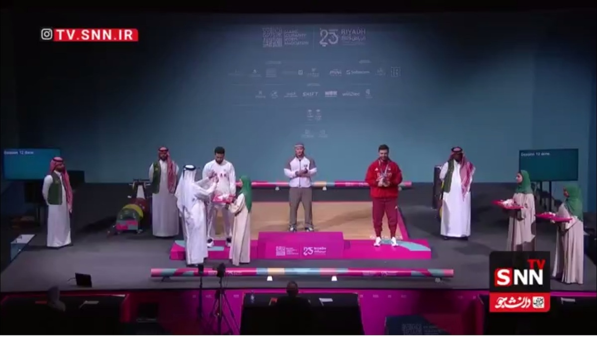 لحظهی اهدای مدال نقره به علیرضا معینی