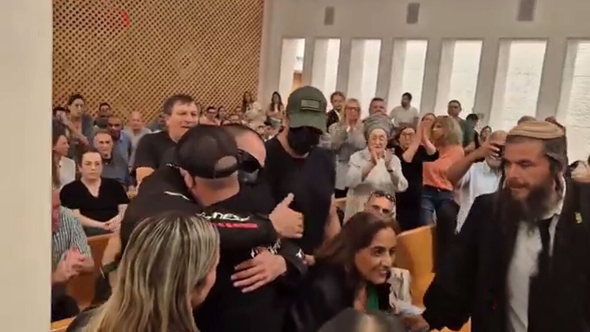 صحنه‌ای شرم‌آور از تشویق عاملان جنایت جنسی!