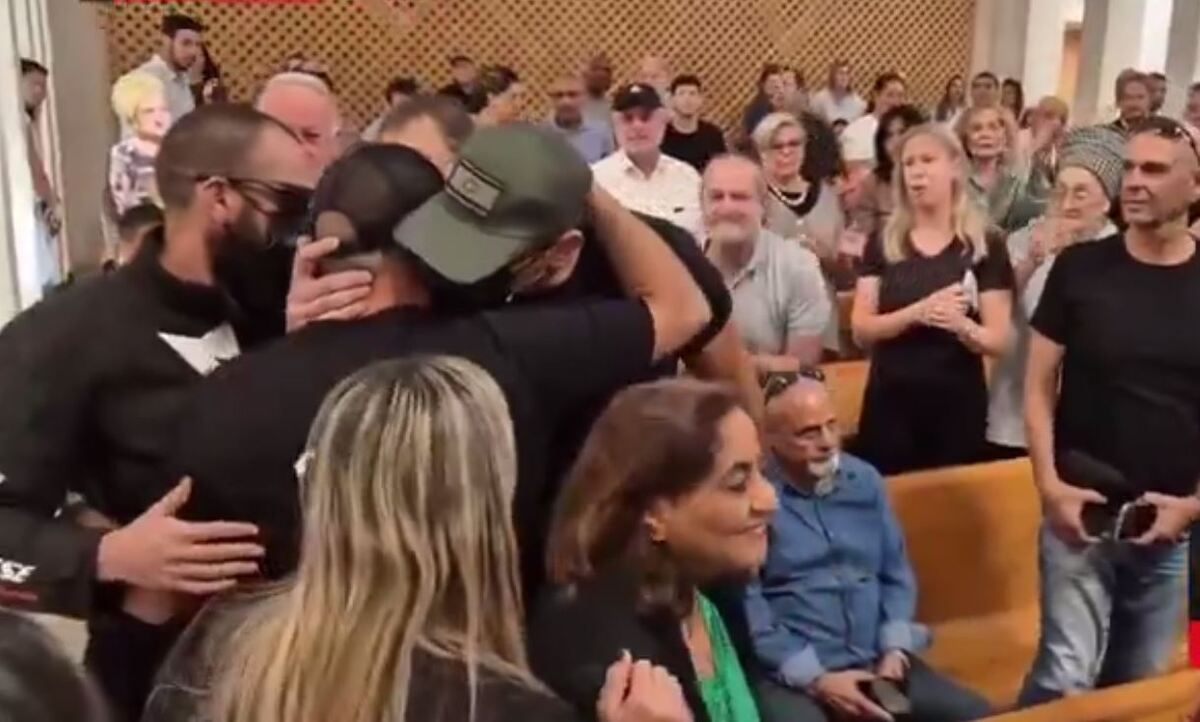 تشویق شرم‌آور سربازان متجاوز ارتش رژیم صهیونیستی در دادگاه + فیلم