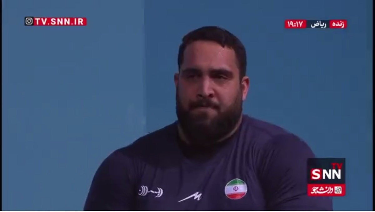 حسن پور، ملی پوش وزنه برداری ایران در دسته فوق سنگین حضور پیدا کرد و با ذکر یاعلی وارد تخته رقابت شد