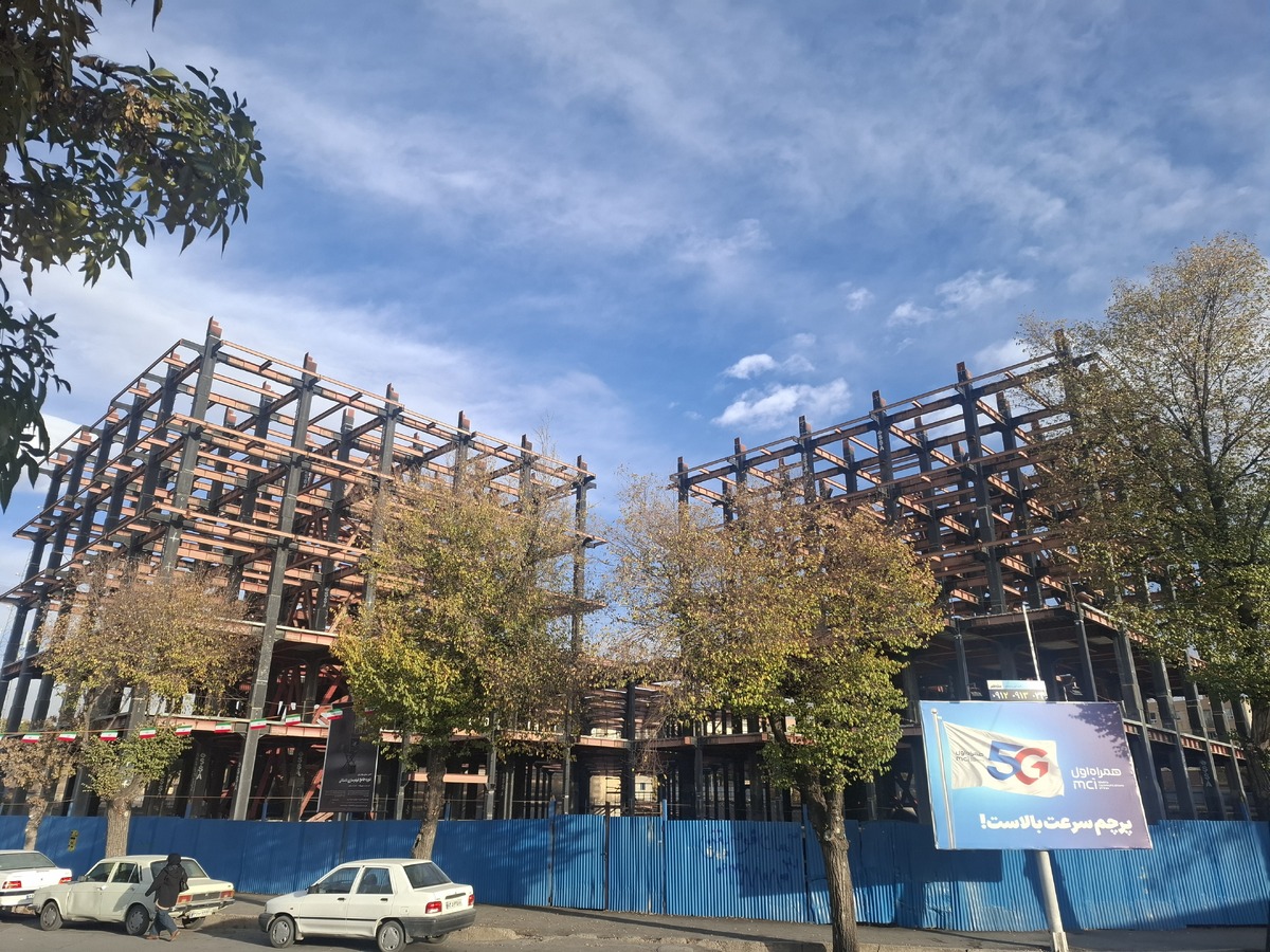 طلسم پروژه برج‌های دوقلوی شهرکرد کی شکسته می‌شود؟/ ۱۵ سال برای ساخت یک برج کم است؟