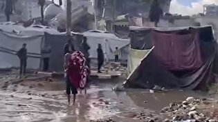 تصاویر تکان‌دهنده از کودکان غزه پس از غرق شدن چادرهایشان در باران به دنبال سرپناهی امن می‌گردند