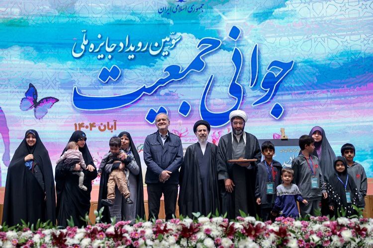 خانواده ۸ فرزندی بجنوردی برگزیده رویداد جایزه ملی جوانی جمعیت شدند