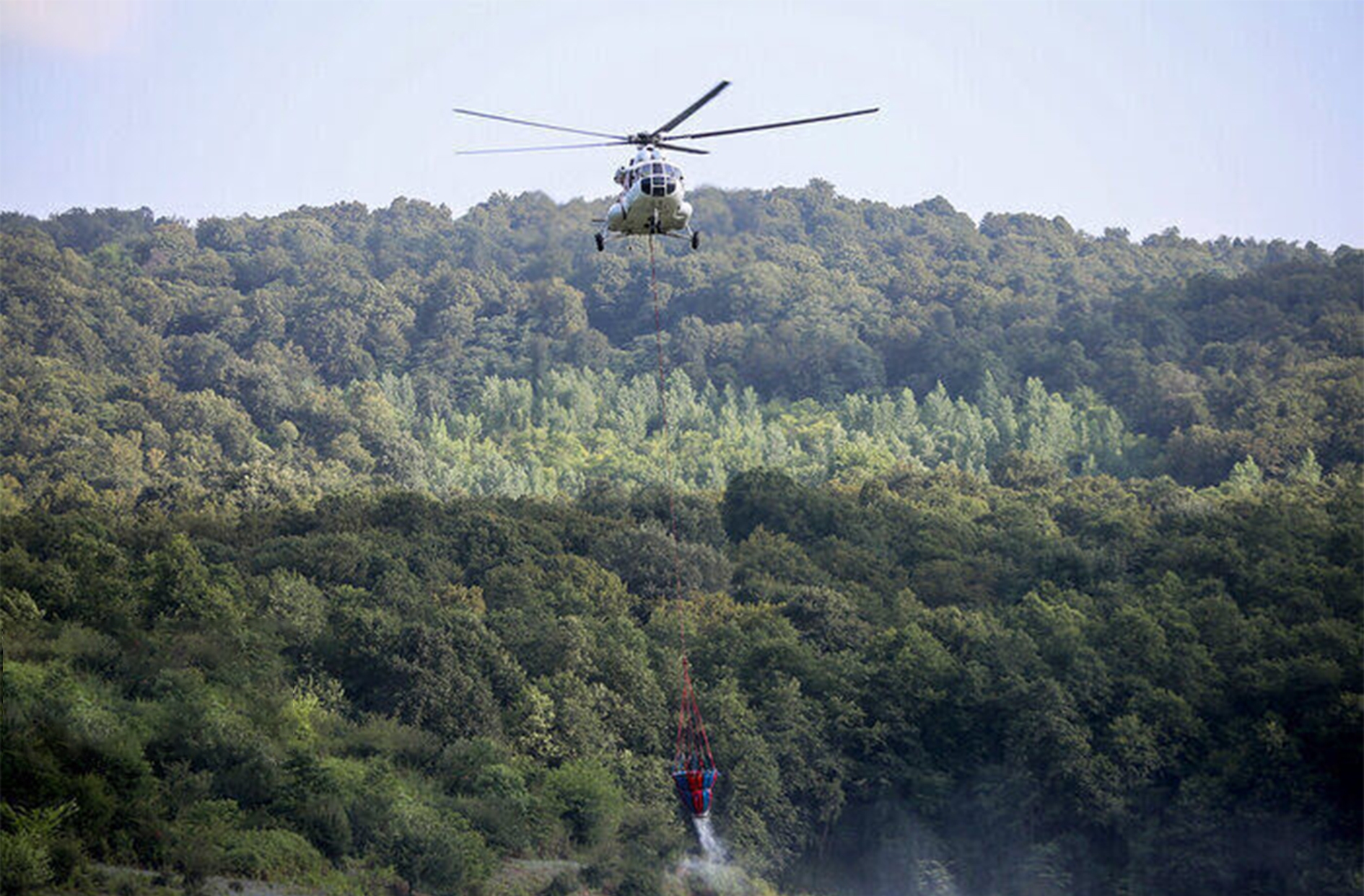 اعزام سه بالگرد برای مهار آتش جنگل‌های مرزن آباد مازندران + فیلم