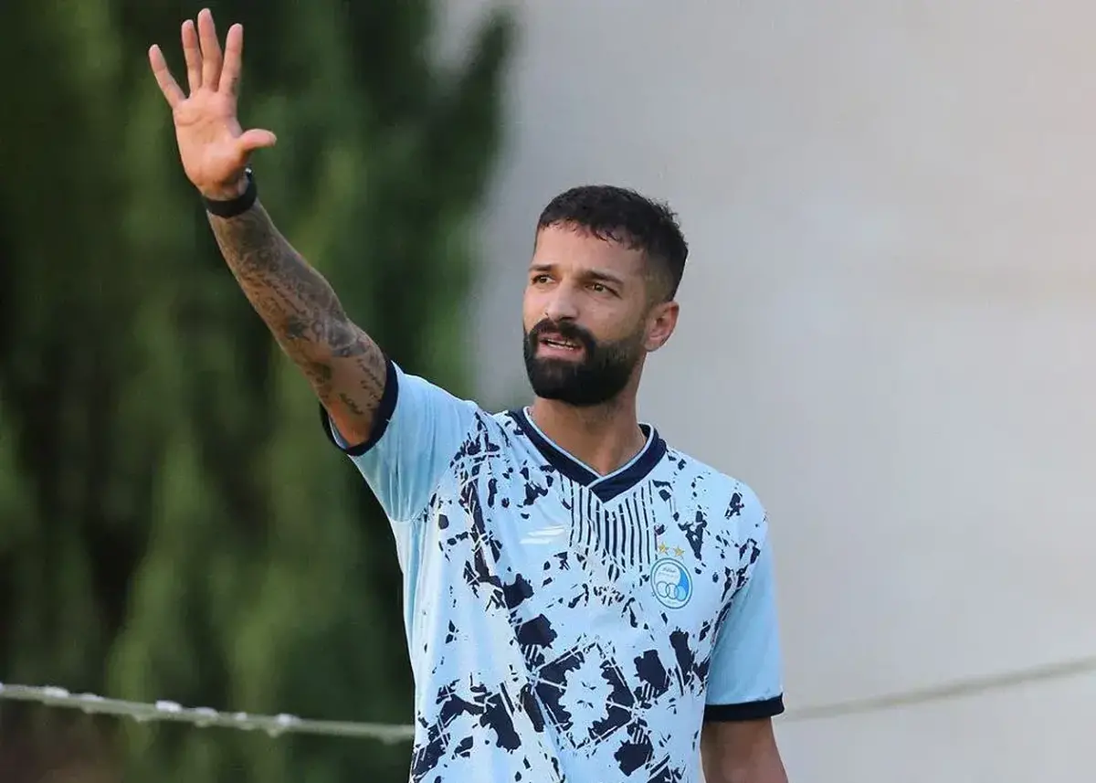 مشکل سربازی مدافع استقلال برطرف شد