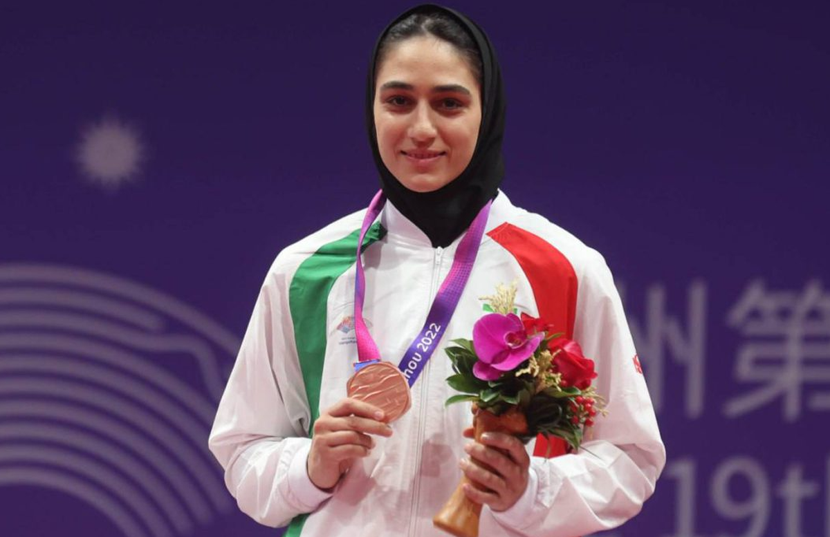 لحظه اهدای مدال به ملیکا میرحسینی + فیلم